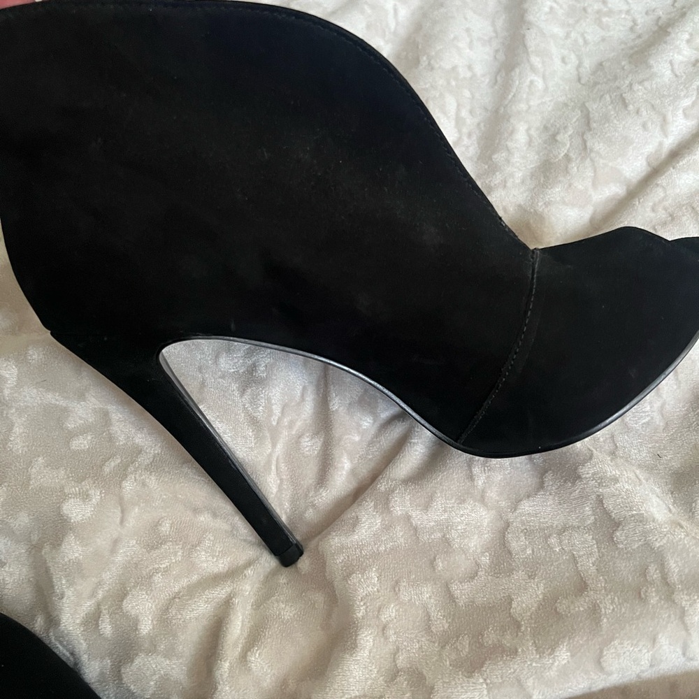 Steve Madden stelth suede bootie